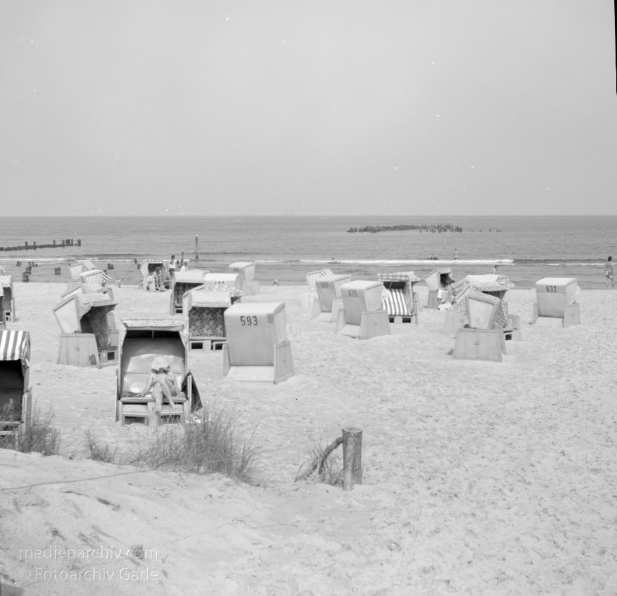 Usedom. Am Stand. Ostsee
29. 6. 1990. Mecklenburg-Vorpommern. Ostseeinsel Usedom. Am Strand bei Ahlbeck
Schlüsselwörter: Ahlbeck;Baltic Sea;beach chair;DDR;Deutschland;Germany;Mecklenburg-Vorpommern;Mecklenburg-Western Pomerania;Meckpom;Meckpomm;Meer;Mekelnborg-Vörpommern;Ostsee;Strand;Strandkorb;Strandkörbe;1990;Usedom