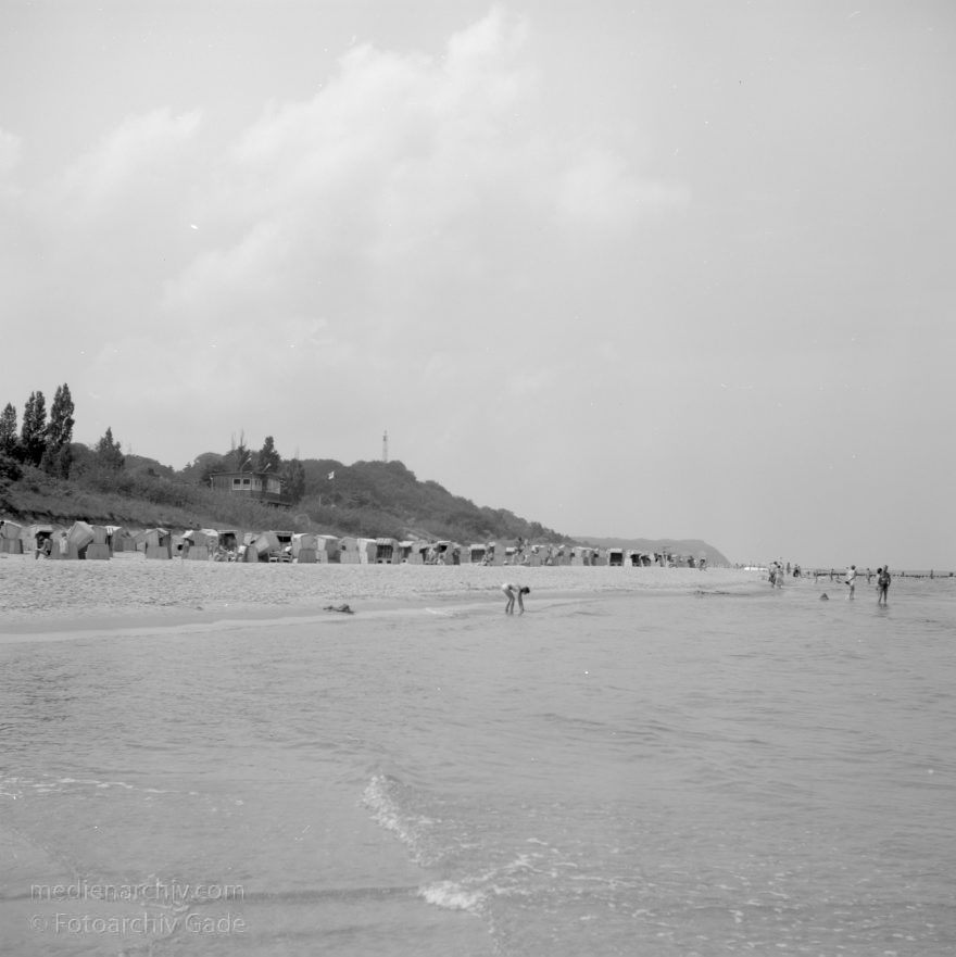 Usedom. Am Stand. Ostsee
29. 6. 1990. Mecklenburg-Vorpommern. Ostseeinsel Usedom. Am Strand bei Ahlbeck
Schlüsselwörter: Ahlbeck;Baltic Sea;DDR;Deutschland;Germany;Mecklenburg-Vorpommern;Mecklenburg-Western Pomerania;Meckpom;Meckpomm;Meer;Mekelnborg-Vörpommern;Ostsee;Strand;1990;Usedom