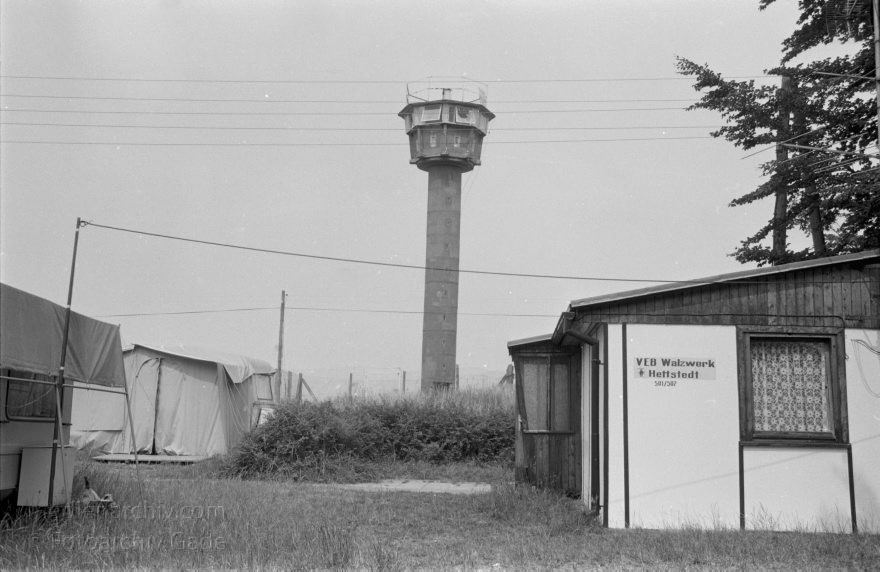 Usedom. DDR Grenze. Wachturm am Strand
29. 6. 1990. Mecklenburg-Vorpommern. Insel Usedom. DDR Wachturm am Strand. Ferienlager des VEB Walzwerk Hettstedt
Schlüsselwörter: DDR;DDR Grenze;Deutschland;Ferienlager;Germany;Insel;Mecklenburg-Vorpommern;Mecklenburg-Western Pomerania;Meckpom;Meckpomm;Mekelnborg-Vörpommern;Usedom;1990;Wachturm