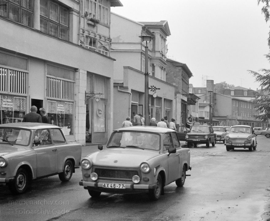 Mecklenburg-Vorpommern. Usedom
29. 6. 1990. Mecklenburg-Vorpommern. Insel Usedom. Ahlbeck. Autos. Trabant. Trabbi
Schlüsselwörter: Ahlbeck;DDR;Deutschland;Germany;Insel;Mecklenburg-Vorpommern;Mecklenburg-Western Pomerania;Meckpom;Meckpomm;Mekelnborg-Vörpommern;Trabant;Trabbi;1990;Usedom