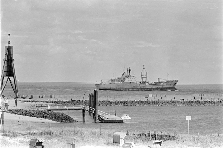 Cuxhaven. Nordsee. Schiff an der Mündung des Flusses Elbe
um 1990. Niedersachsen. Cuxhaven. Nordsee. Schiff an der Mündung des Flusses Elbe
Schlüsselwörter: Cuxhaven;Deutschland;Elbe;Germany;Niedersachsen;Nordsee;Schiffe;Schifffahrt;1990;Seefahrt