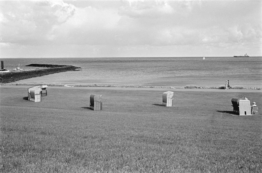 Cuxhaven. Deich. Strandkorb
um 1990. Niedersachsen. Cuxhaven. Deich. Strandkorb an der Norseeküste
Schlüsselwörter: Cuxhaven;Deich;Deutschland;Germany;Küste;Niedersachsen;Nordsee;1990;Strandkorb