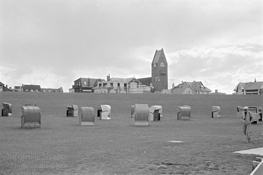 Cuxhaven. Deich. Strandkorb
um 1990. Niedersachsen. Cuxhaven. Deich. Strandkorb an der Norseeküste
Schlüsselwörter: Cuxhaven;Deich;Deutschland;Germany;Küste;Niedersachsen;Nordsee;1990;Strandkorb