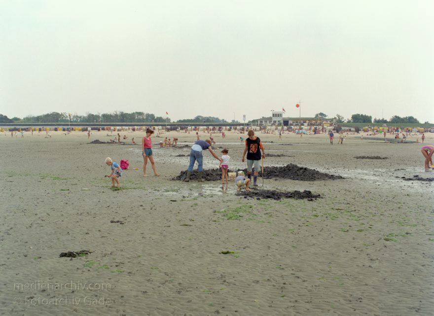 Watt bei Cuxhaven. Nordseeküste
24. 7. 1992. Niedersachsen. Cuxhaven. Nordsee. Watt. Meer. Küste
Schlüsselwörter: Cuxhaven;Deutschland;Germany;Küste;Meer;Niedersachsen;Nordsee;1992;Watt