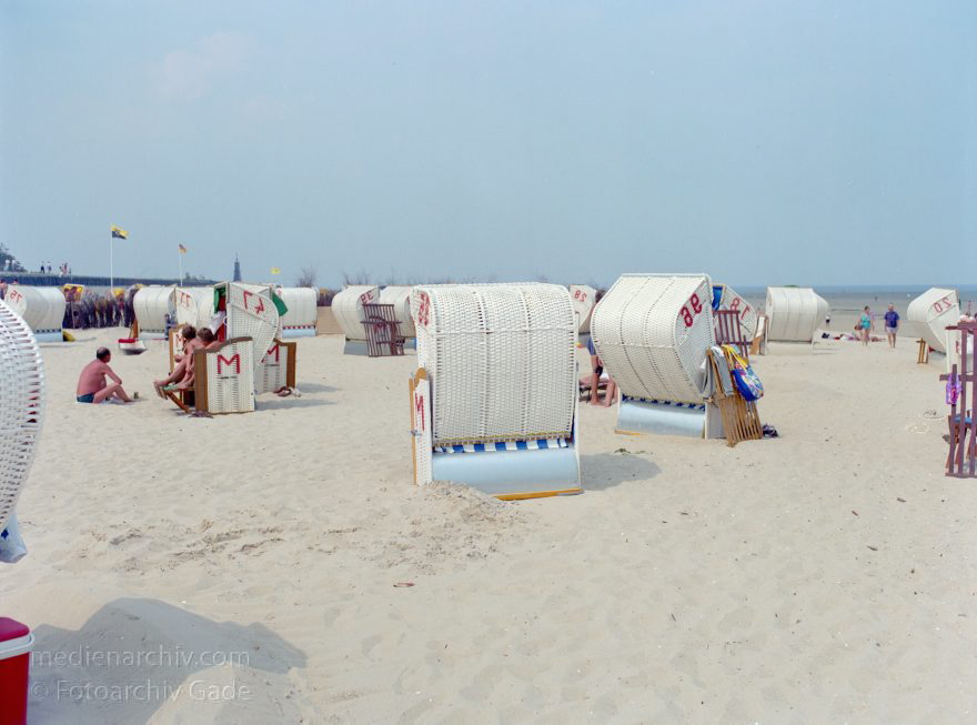 Strand in Cuxhaven. Strandkörbe. Nordseeküste
24. 7. 1992. Niedersachsen. Cuxhaven. Strand. Strandkorb. Nordsee
Schlüsselwörter: Cuxhaven;Deutschland;Germany;Niedersachsen;Nordsee;Strand;1992;Strandkorb