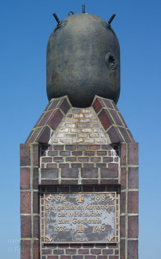 Cuxhaven
3. 5. 2013. Niedersachsen. Cuxhaven. Ehrenmal für gefallene Minensucher im 1. Weltkrieg und 2. Weltkrieg
Schlüsselwörter: Cuxhaven;Ehrenmal;Niedersachsen;Seemine;2013;Soldaten