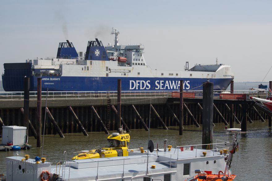 Cuxhaven. Schiff beim Hafen
3. 5. 2013. Niedersachsen. Cuxhaven. Hafen. Auf dem Fluss Elbe fährt ein Schiff vorbei. Lotsenboot
Schlüsselwörter: Cuxhaven;Hafen;Lotsenboot;Niedersachsen;Schiffe;2013;Seefahrt