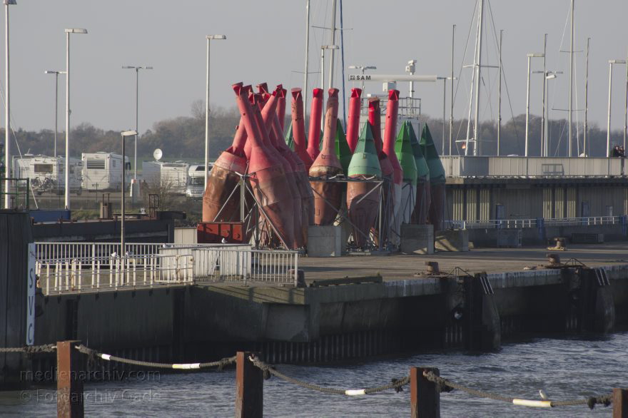 Niedersachsen. Cuxhaven
9. 11. 2014. Niedersachsen. Cuxhaven. Hafen an der Elbe. Tonnen
Schlüsselwörter: Cuxhaven;Elbe;Fluss;Hafen;Niedersachsen;2014;Tonnen