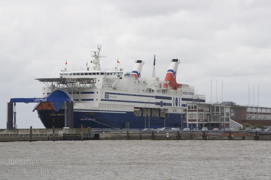 Niedersachsen. Cuxhaven. Autofähre Regina Baltica
26. 6. 2013. Niedersachsen. Cuxhaven. Hafen. Fluss Elbe. Schiffe. Autofähre Regina Baltica
Schlüsselwörter: Autofähre;Cuxhaven;Elbe;Fluss;Hafen;Niedersachsen;Regina Baltica;2013;Schiffe