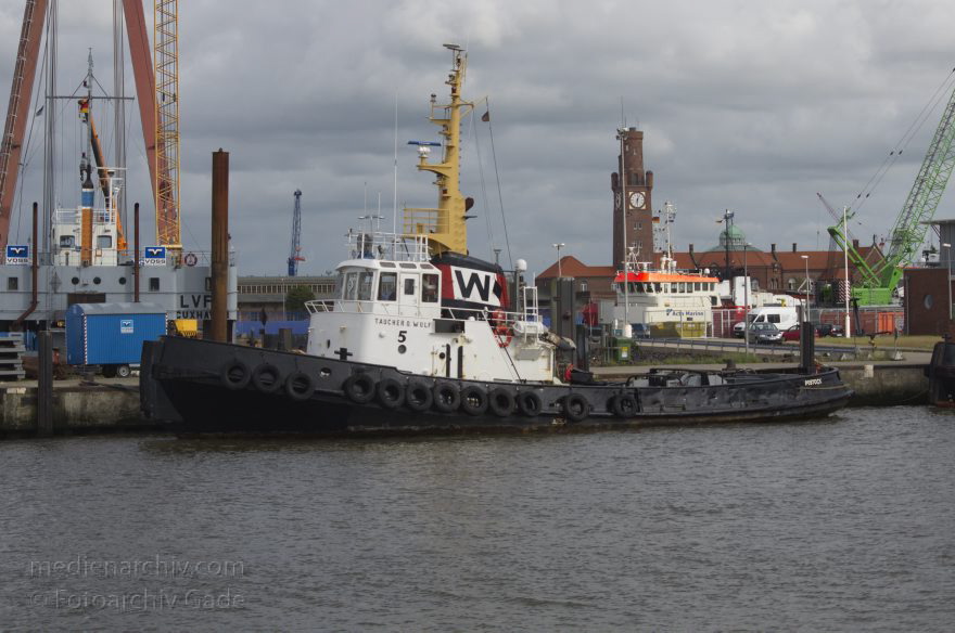 Niedersachsen. Cuxhaven. Schlepper Taucher O. Wulf
26. 6. 2013. Niedersachsen. Cuxhaven. Hafen. Fluss Elbe. Schiffe. Schlepper Taucher O. Wulf
Schlüsselwörter: Cuxhaven;Elbe;Fluss;Hafen;Niedersachsen;Schiffe;Schlepper;2013;Taucher O Wulf