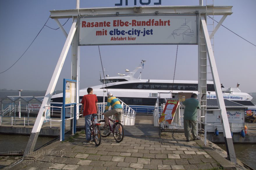 Niedersachsen. Lühe. Elbe. Anlegestelle. Für ihre
16.4.2005. Niedersachsen. Lühe. Anlegestelle für Elbe-Rundfahrt mit Elbe-City-Jet. Fähre
Schlüsselwörter: Fluss;Germany;Lühe;2005;Deutschland;Elbe;Niedersachsen;Anlegestelle;Fähre;Schiff