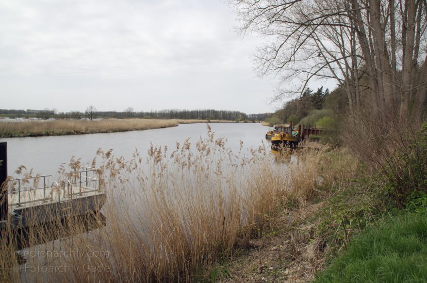 Hechthausen Klint. Am Fluss Oste
2. 5. 2013. Niedersachsen. Hechthausen Klint. Am Fluss Oste. Schiff
Schlüsselwörter: Fluss;Hechthausen;Klint;Niedersachsen;2013;Oste