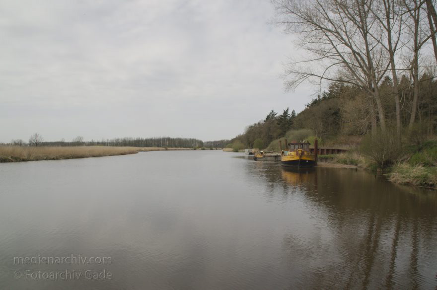 Hechthausen Klint. Am Fluss Oste
2. 5. 2013. Niedersachsen. Hechthausen Klint. Am Fluss Oste. Schiff
Schlüsselwörter: Boote;Fluss;Hechthausen;Klint;Niedersachsen;Oste;2013;Schiffe