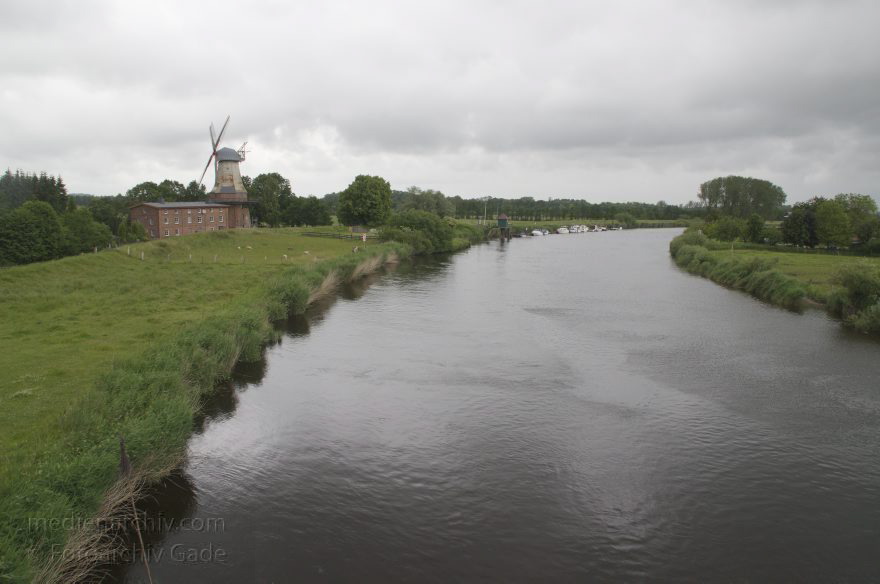 Niedersachsen. Hechthausen. Windmühle am Fluss Oste
25. 6. 2013. Niedersachsen. Hechthausen. Mühle 'Caroline' am Deich am Fluss Oste
Schlüsselwörter: Deich;Fluss;Hechthausen;Mühle;Niedersachsen;Oste;2013;Windmühle