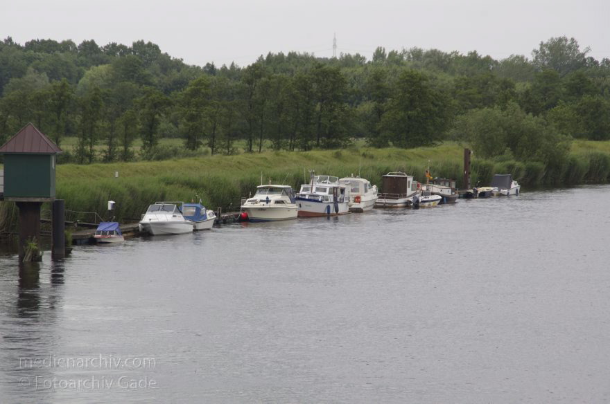 Niedersachsen. Hechthausen. Motorboote am Liegeplatz im Fluss Oste
25. 6. 2013. Niedersachsen. Hechthausen. Fluss Oste. Sportboote. Marina. Liegeplatz
Schlüsselwörter: Boote;Fluss;Hafen;Hechthausen;Liegeplatz;Motorboote;Niedersachsen;2013;Oste