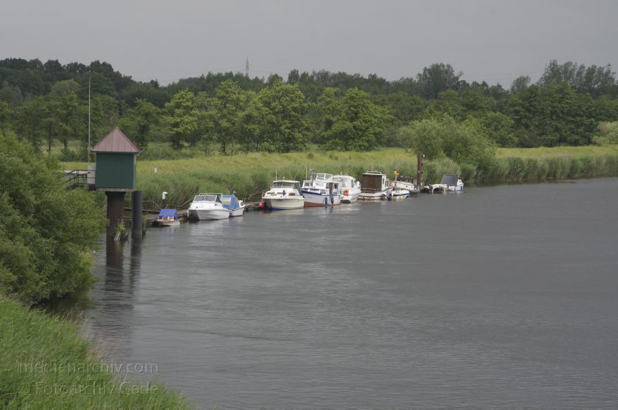 Niedersachsen. Hechthausen. Motorboote am Liegeplatz im Fluss Oste
25. 6. 2013. Niedersachsen. Hechthausen. Fluss Oste. Sportboote. Marina. Liegeplatz
Schlüsselwörter: Boote;Fluss;Hafen;Hechthausen;Liegeplatz;Motorboote;Niedersachsen;2013;Oste