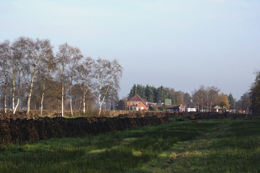 Torf aus dem Moor
11. 11. 2014. Niedersachsen. Neulandermoor. Torfgewinnung. Erden- & Substratwerk Tabeling.
Schlüsselwörter: Neulandermoor;Niedersachsen;2014;Torf