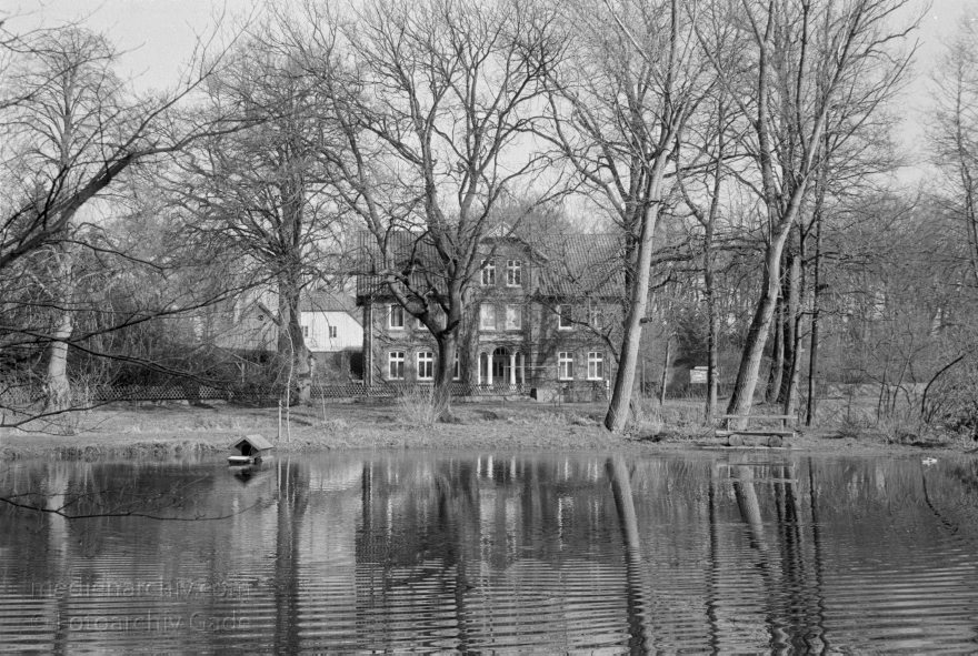 Niedersachsen. Ländlicher Ort in der Nordheide. Teich
3. 4. 1994. Niedersachsen. Ländlicher Ort in der Nordheide. Dorfteich
Schlüsselwörter: Deutschland;Dorfteich;Germany;Niedersachsen;Nordheide;1994;Teich