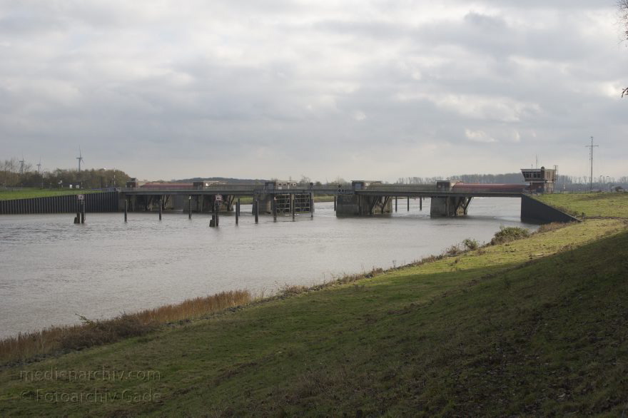 Niedersachsen. Mündung der Oste an der Elbe
8. 11. 2014. Niedersachsen. Mündung der Oste. Der Fluss fließt in die Elbe. Oste-Sperrwerk Neuenhof. Wehr
Schlüsselwörter: 2014;Deich;Fluss;Mündung;Niedersachsen;Oste