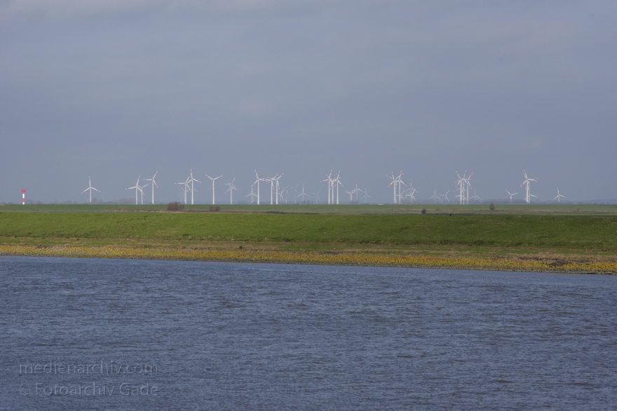 Niedersachsen. Mündung der Oste an der Elbe
8. 11. 2014. Niedersachsen. Mündung der Oste. Der Fluss fließt in die Elbe. Hinten: Schleswig-Holstein. Windkraftrad. Stromerzeugung
Schlüsselwörter: 2014;Deich;Energieerzeugung;Fluss;Mündung;Niedersachsen;Oste;Stromerzeugung;Windkraftrad