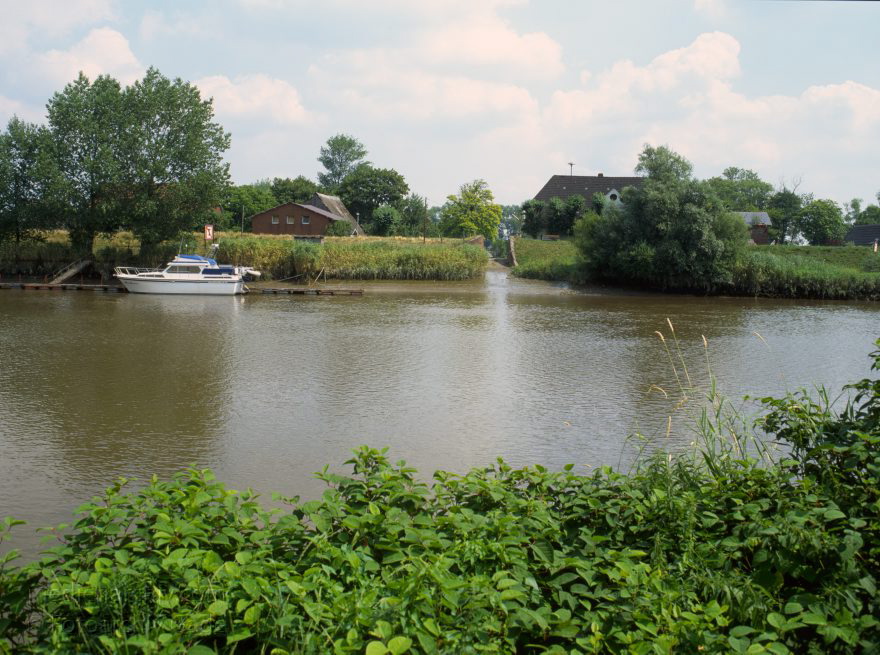 Niedersachsen. Hemmoor. Osten
30. 5. 1993. Niedersachsen. Hemmoor. Osten. Deich am Fluss Oste
Schlüsselwörter: Deich;Deutschland;Fluss;Germany;Hemmoor;Niedersachsen;Oste;1993;Osten