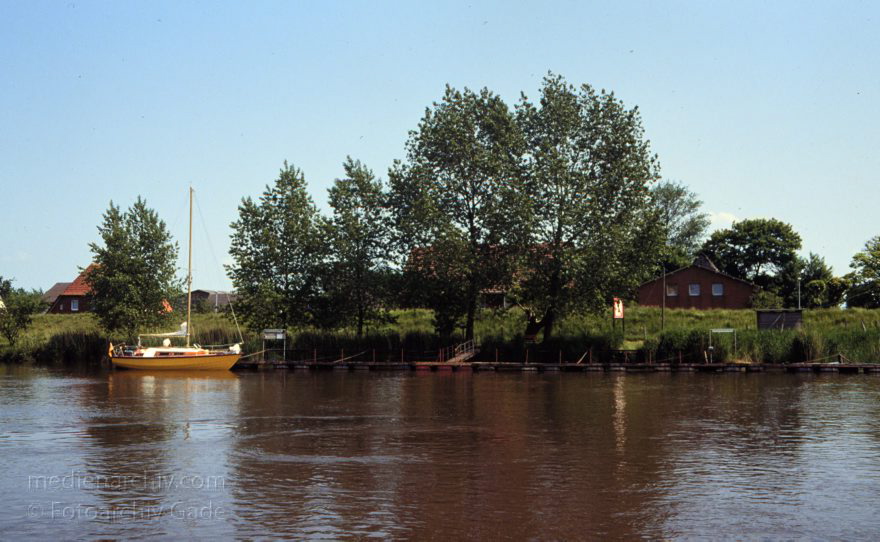 Niedersachsen. Hemmoor. Osten
30. 5. 1993. Niedersachsen. Hemmoor. Osten. Deich am Fluss Oste
Schlüsselwörter: Deich;Deutschland;Fluss;Fuss;Germany;Hemmoor;Niedersachsen;Oste;Osten;1993;Segelboot