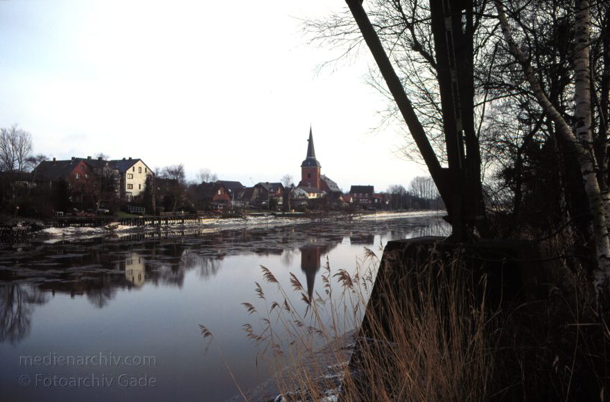Niedersachsen. Hemmoor. Oste
Dezember 1993. Deutschland. Niedersachsen. Fluss Oste.
Schlüsselwörter: Deutschland;Fluss;Germany;Haengebruecke;Hemmoor;Niedersachsen;1993;Deich;Oste