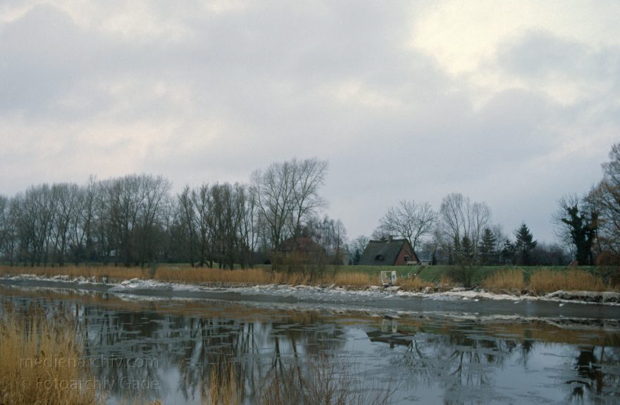 Niedersachsen. Deich am Fluss Oste.
Dezember 1995. Niedersachsen. Deich am Fluss Oste.
Schlüsselwörter: Deich;Deutschland;Fluss;Germany;Hemmoor;Niedersachsen;1995;Oste