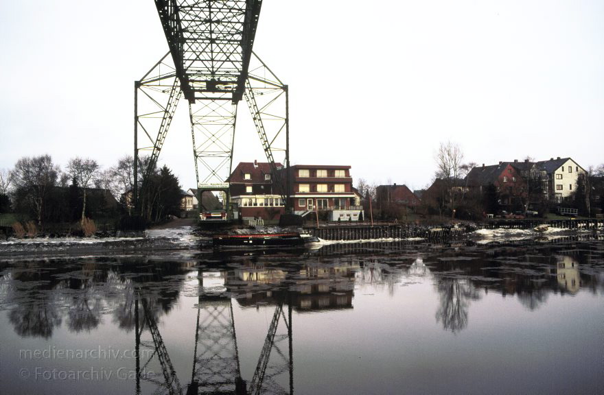 Niedersachsen. Hemmoor. Oste
Dezember 1995. Deutschland. Niedersachsen. Fluss Oste. Schwebebrücke
Schlüsselwörter: Deutschland;Fluss;Germany;Haengebruecke;Hemmoor;Niedersachsen;Oste;1995;Deich;Schwebebrücke