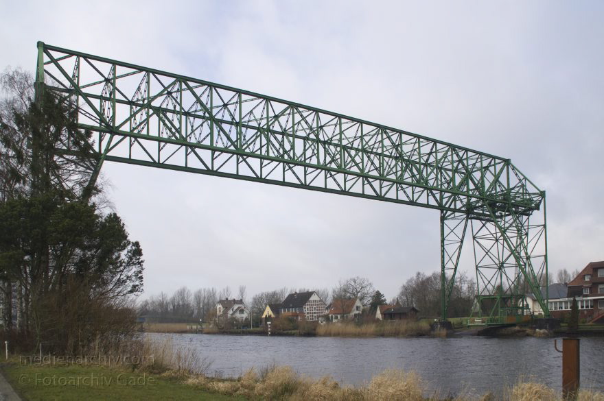 Osten
6. 2. 2013. Niedersachsen. Osten (gehört zur Samtgemeinde Hemmoor) Fluss Oste. Schwebefähre
Schlüsselwörter: Deich;Deutschland;Fluss;Germany;Hemmoor;Niedersachsen;Osten;2013;Schwebefähre