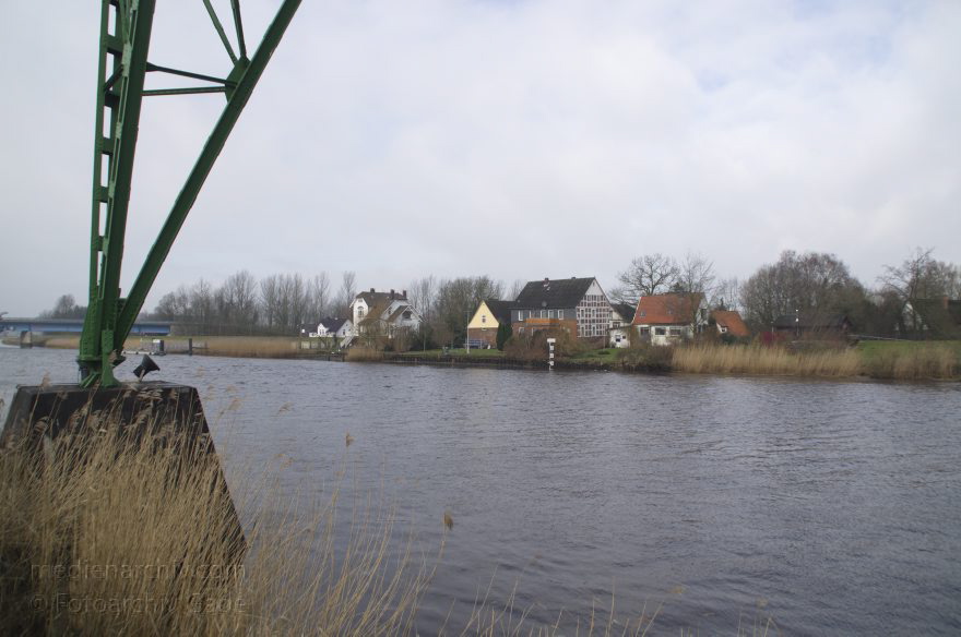 Osten
6. 2. 2013. Niedersachsen. Osten (gehört zur Samtgemeinde Hemmoor) Fluss Oste. Schwebefähre
Schlüsselwörter: Deich;Deutschland;Fluss;Germany;Hemmoor;Niedersachsen;Osten;2013;Schwebefähre