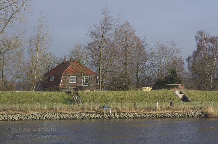 Hemmoor. Osten. Fluss Oste
6. 2. 2013. Niedersachsen. Hemmoor. Osten. Deich am Fluss Oste
Schlüsselwörter: Deich;Deutschland;Fluss;Germany;Hemmoor;Niedersachsen;Oste;2013;Osten