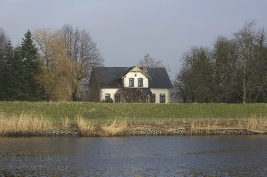 Hemmoor. Osten. Fluss Oste
6. 2. 2013. Niedersachsen. Hemmoor. Osten. Deich am Fluss Oste
Schlüsselwörter: Deich;Deutschland;Fluss;Germany;Hemmoor;Niedersachsen;Oste;2013;Osten