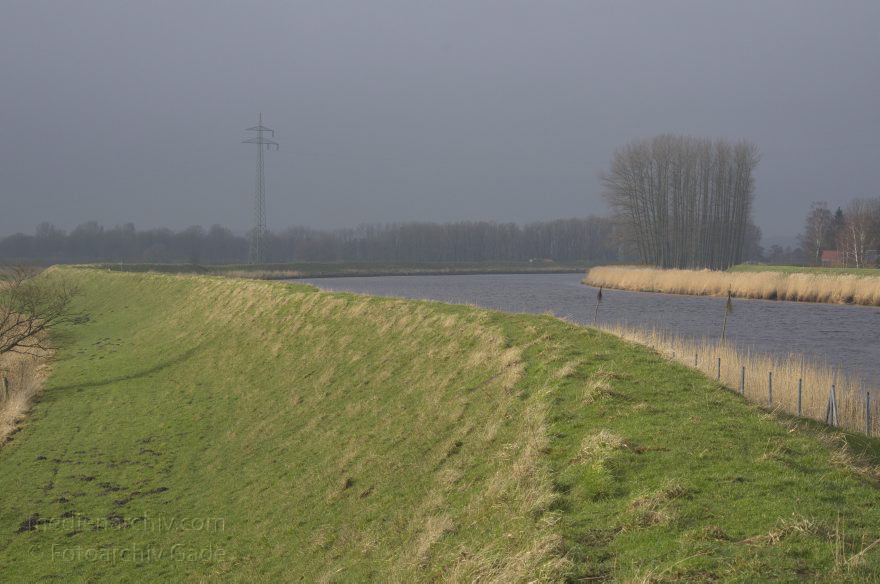 Osten
6. 2. 2013. Niedersachsen. Osten (gehört zur Samtgemeinde Hemmoor) Deich am Fluss Oste
Schlüsselwörter: Deich;Deutschland;Fluss;Germany;Hemmoor;Niedersachsen;2013;Osten