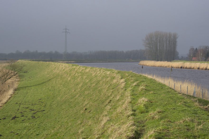 Osten
6. 2. 2013. Niedersachsen. Osten (gehört zur Samtgemeinde Hemmoor) Deich am Fluss Oste
Schlüsselwörter: Deich;Deutschland;Fluss;Germany;Hemmoor;Niedersachsen;2013;Osten