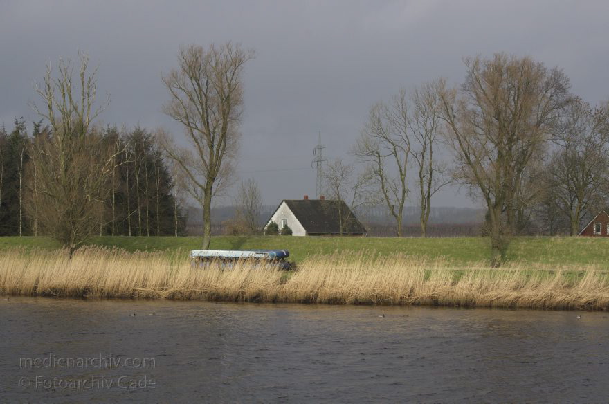 Hemmoor. Osten. Fluss Oste
6. 2. 2013. Niedersachsen. Hemmoor. Osten. Deich am Fluss Oste
Schlüsselwörter: Deich;Deutschland;Fluss;Germany;Hemmoor;Niedersachsen;Oste;2013;Osten