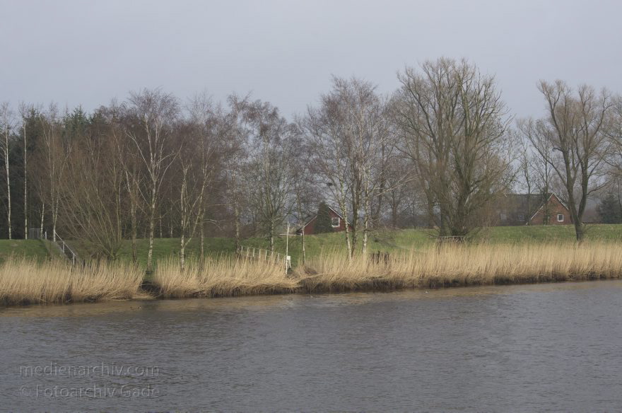 Osten
6. 2. 2013. Niedersachsen. Osten (gehört zur Samtgemeinde Hemmoor) Fluss Oste. Deich
Schlüsselwörter: Deich;Deutschland;Fluss;Germany;Hemmoor;Niedersachsen;Oste;2013;Osten