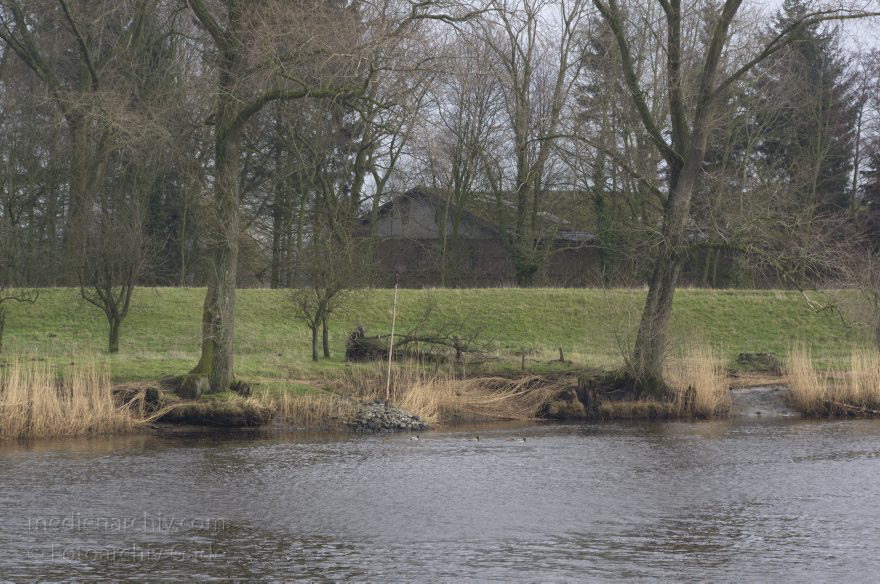 Hemmoor. Osten. Fluss Oste
6. 2. 2013. Niedersachsen. Hemmoor. Osten. Deich am Fluss Oste
Schlüsselwörter: Deich;Deutschland;Fluss;Germany;Hemmoor;Niedersachsen;Oste;2013;Osten
