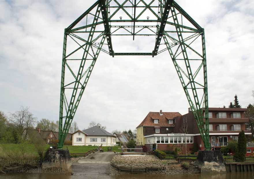 Osten-Hemmoor
2. 5. 2013. Niedersachsen. Osten-Hemmoor. Fluss Oste. Schwebefähre
Schlüsselwörter: Fluss;Hemmoor;Niedersachsen;Oste;Osten;2013;Schwebefähre