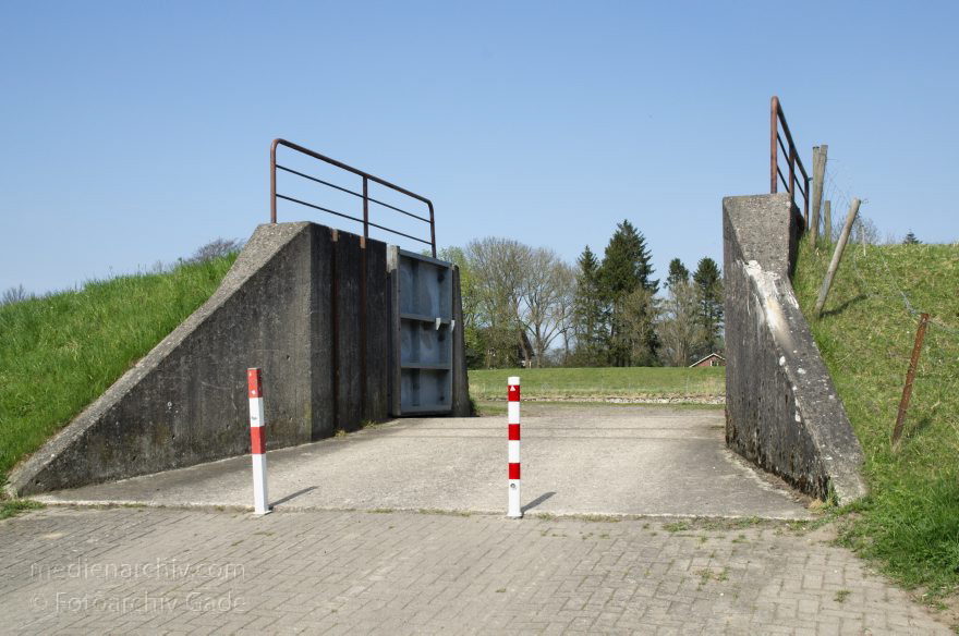 Osten-Hemmoor. Deichtor
2. 5. 2013. Niedersachsen. Osten-Hemmoor. Deich am Fluss Oste. Deichschart. Deichtor
Schlüsselwörter: Deich;Deichtor;Hemmoor;Niedersachsen;2013;Osten