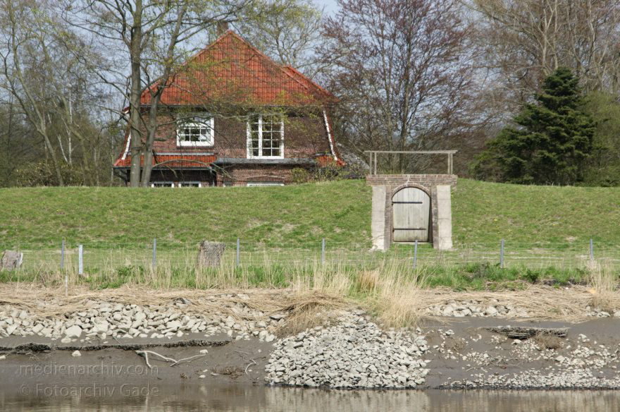 Osten-Hemmoor. Deichtor
2. 5. 2013. Niedersachsen. Osten-Hemmoor. Deich am Fluss Oste. Deichschart. Deichtor
Schlüsselwörter: Deich;Deichtor;Hemmoor;Niedersachsen;2013;Osten