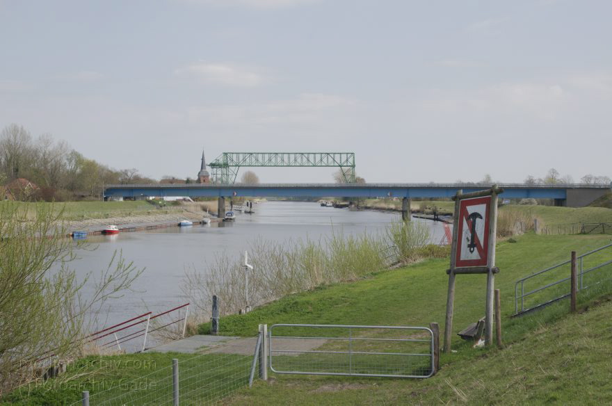 Osten-Hemmoor. Fluss Oste. Schwebefähre
2. 5. 2013. Niedersachsen. Osten-Hemmoor. Fluss Oste. Schwebefähre
Schlüsselwörter: Deich;Fluss;Hemmoor;Niedersachsen;Oste;Osten;2013;Schwebefähre