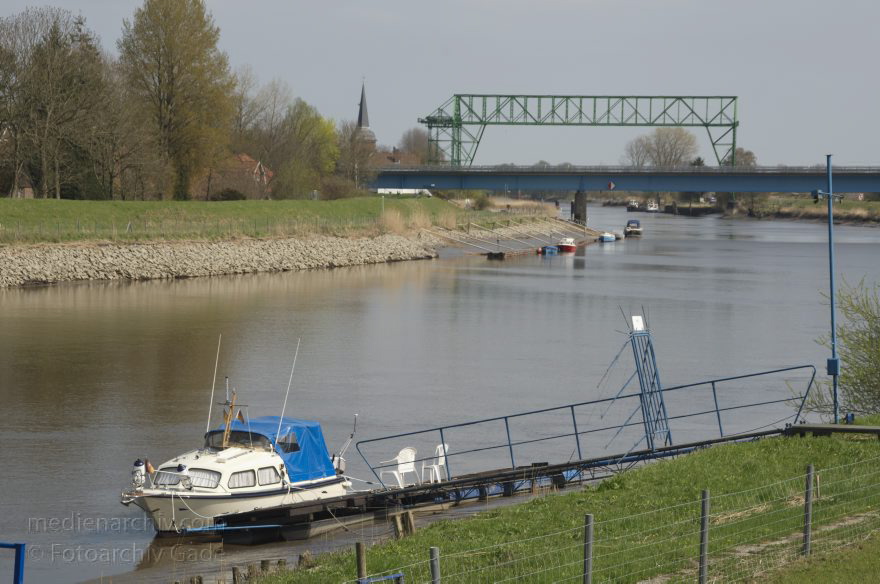 Osten-Hemmoor. Fluss Oste. Schwebefähre
2. 5. 2013. Niedersachsen. Osten-Hemmoor. Fluss Oste. Schwebefähre. Boote.
Schlüsselwörter: Boote;Deich;Fluss;Hemmoor;Niedersachsen;Oste;Osten;2013;Schwebefähre