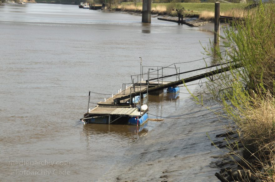 Osten-Hemmoor. Fluss Oste. Stege für Sportboote
2. 5. 2013. Niedersachsen. Osten-Hemmoor. Fluss Oste. Stege für Sportboote. Ebbe. Schlickgürtel am Ufer.
Schlüsselwörter: Boote;Ebbe;Fluss;Hemmoor;Liegeplatz;Niedersachsen;Oste;Osten;2013;Stege