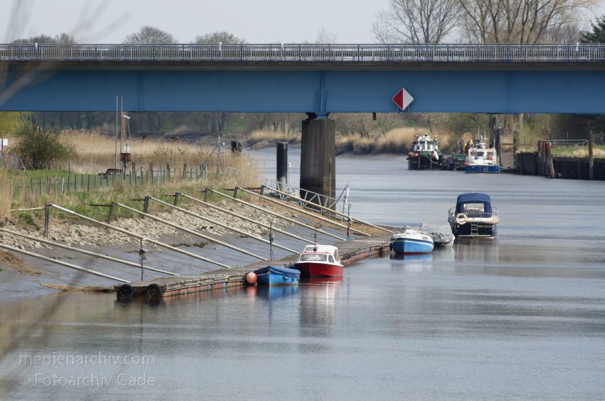 Osten-Hemmoor. Fluss Oste. Stege für Sportboote
2. 5. 2013. Niedersachsen. Osten-Hemmoor. Fluss Oste. Stege für Sportboote. Ebbe. Schlickgürtel am Ufer.
Schlüsselwörter: Boote;Ebbe;Fluss;Hemmoor;Liegeplatz;Niedersachsen;Oste;Osten;2013;Stege