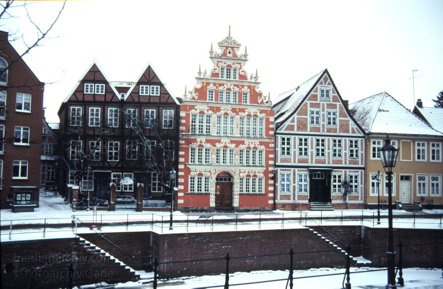 Niedersachsen. Stade. Fleet. Winter. Schnee
Dezember 1996. Niedersachsen. Stade. Fleet. Winter. Schnee
Schlüsselwörter: Altstadt;Deutschland;Fachwerkhaus;Fleet;Germany;Niedersachsen;Stade;1996;Winter