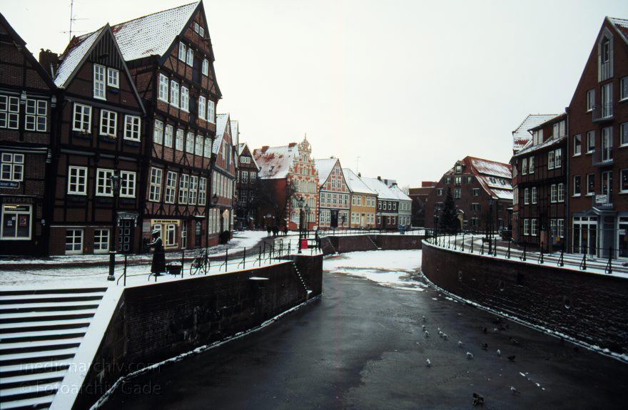 Niedersachsen. Stade. Fleet. Winter. Schnee
Dezember 1996. Niedersachsen. Stade. Fleet. Winter. Schnee
Schlüsselwörter: Altstadt;Deutschland;Fleet;Germany;Niedersachsen;Stade;1996;Winter