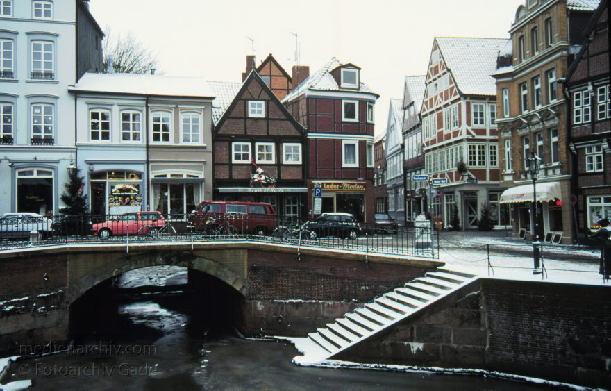 Niedersachsen. Stade. Fleet. Winter. Schnee
Dezember 1996. Niedersachsen. Stade. Fleet. Winter. Schnee
Schlüsselwörter: Altstadt;Deutschland;Fachwerkhaus;Fleet;Germany;Niedersachsen;Stade;1996;Winter