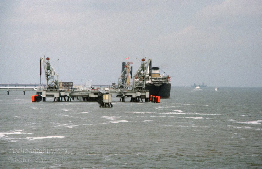 Wilhelmshaven. Tanker an der Pier
1983. Nordsee vor Wilhelmshaven. Deutsche Bucht. Tanker an der Pier.
Schlüsselwörter: Deutsche Bucht;Deutschland;German Bight;Germany;Küste;Meer;Niedersachsen;Nordsee;Pier;Schiffe;Seefahrt;Tanker;1983;Wilhelmshaven