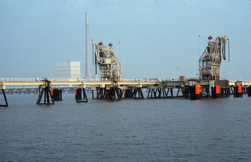 Wilhelmshaven. Tankerpier.
1983. Nordsee vor Wilhelmshaven. Deutsche Bucht. Tankerpier.
Schlüsselwörter: Deutsche Bucht;Deutschland;German Bight;Germany;Küste;Meer;Niedersachsen;Nordsee;Tankerpier;1983;Wilhelmshaven